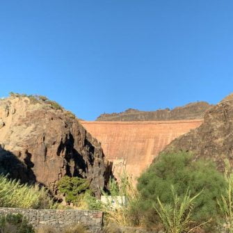 Dam wall in the Ayagaures valley, an easy cycling route in Gran Canaria