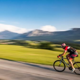 Cyclists cycling fast with blurred background in Austria (credit © TVB Mondsee-Irrsee_Valentin Weinhäupl)