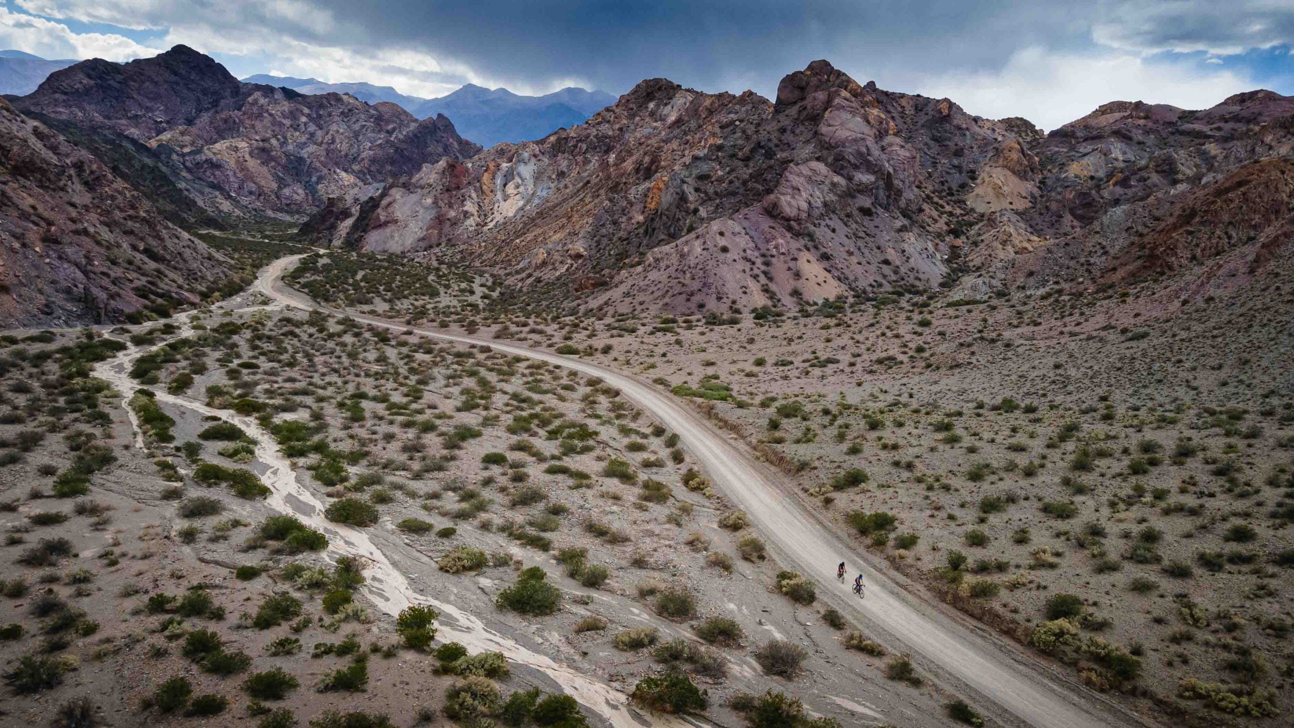 Cycling through the Andes desert landscapes