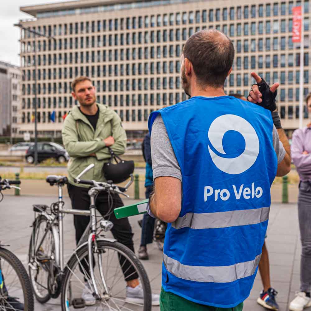 A trainer train some cyclist on biking brussels