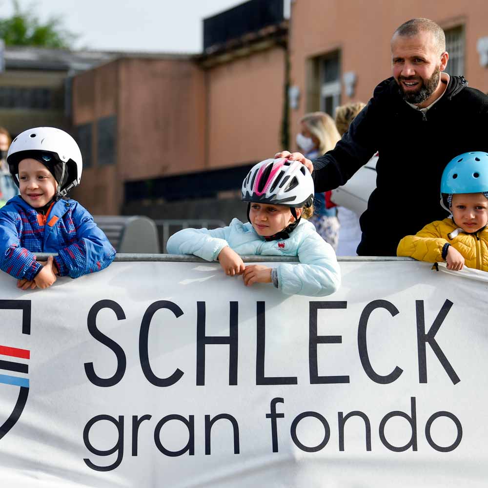 Three children watching bicycle race schleck gran fondo