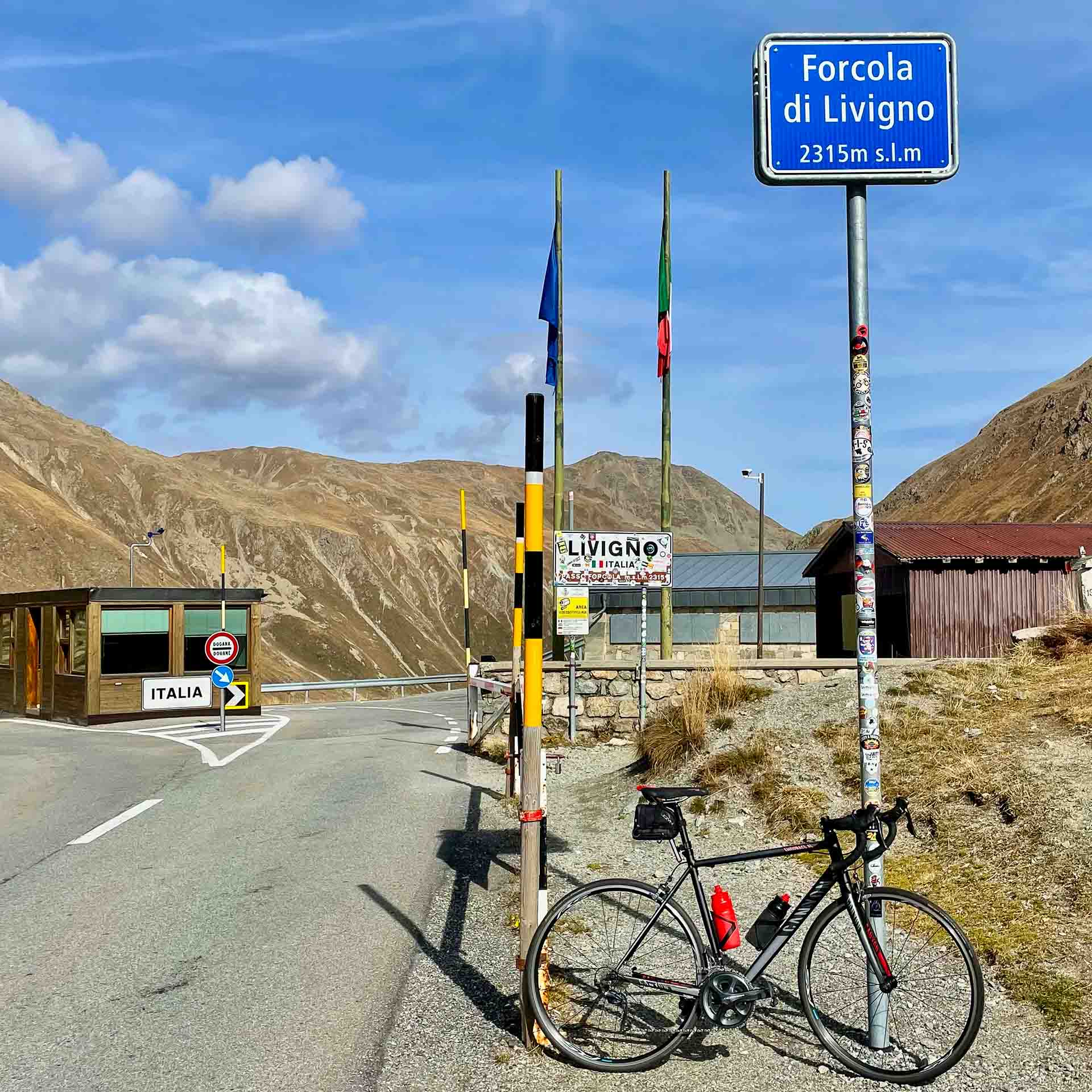 Border post at the top of the Forcola di Livingo