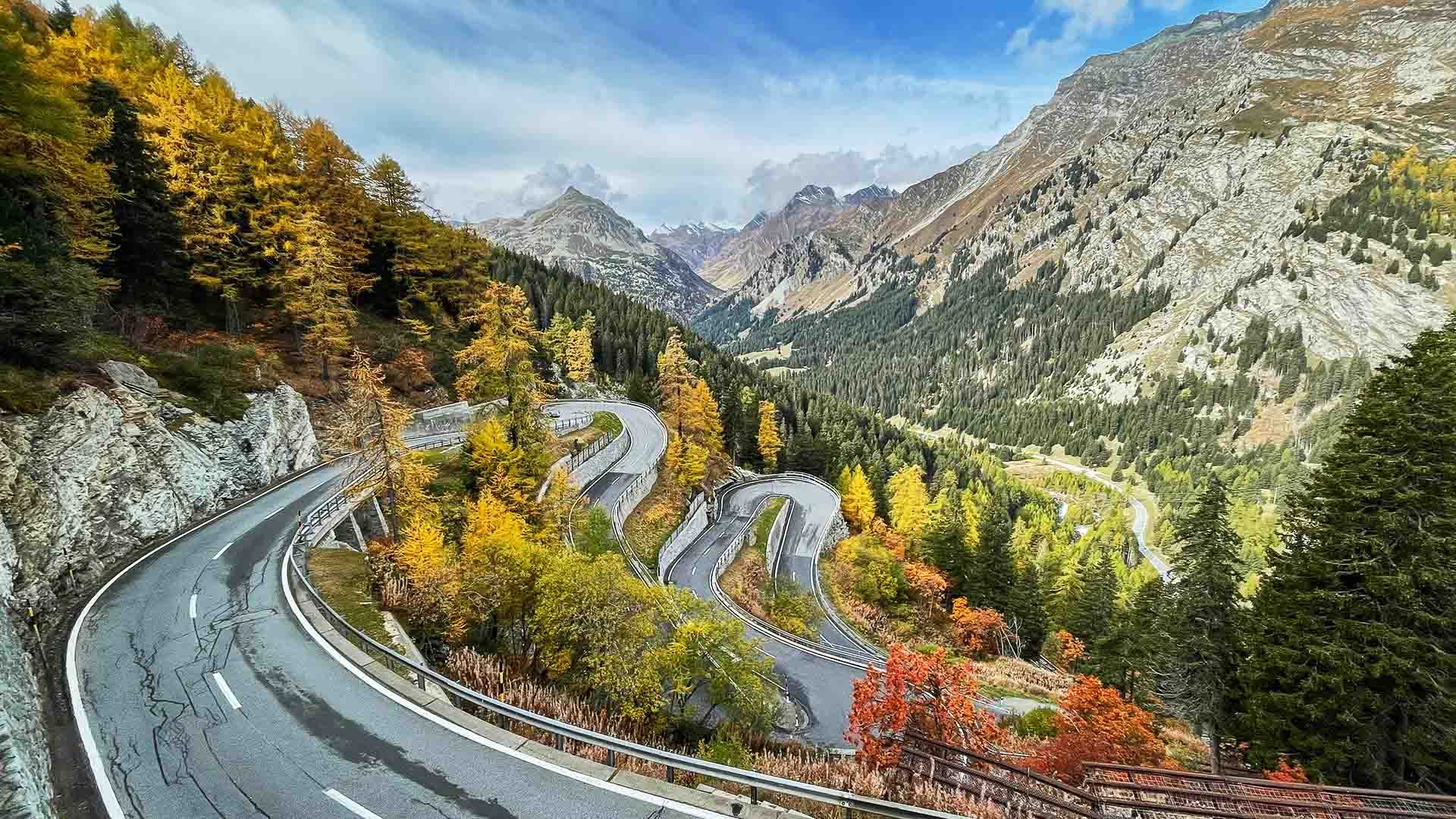 Hairpins turn on Majola Pass in Autumn