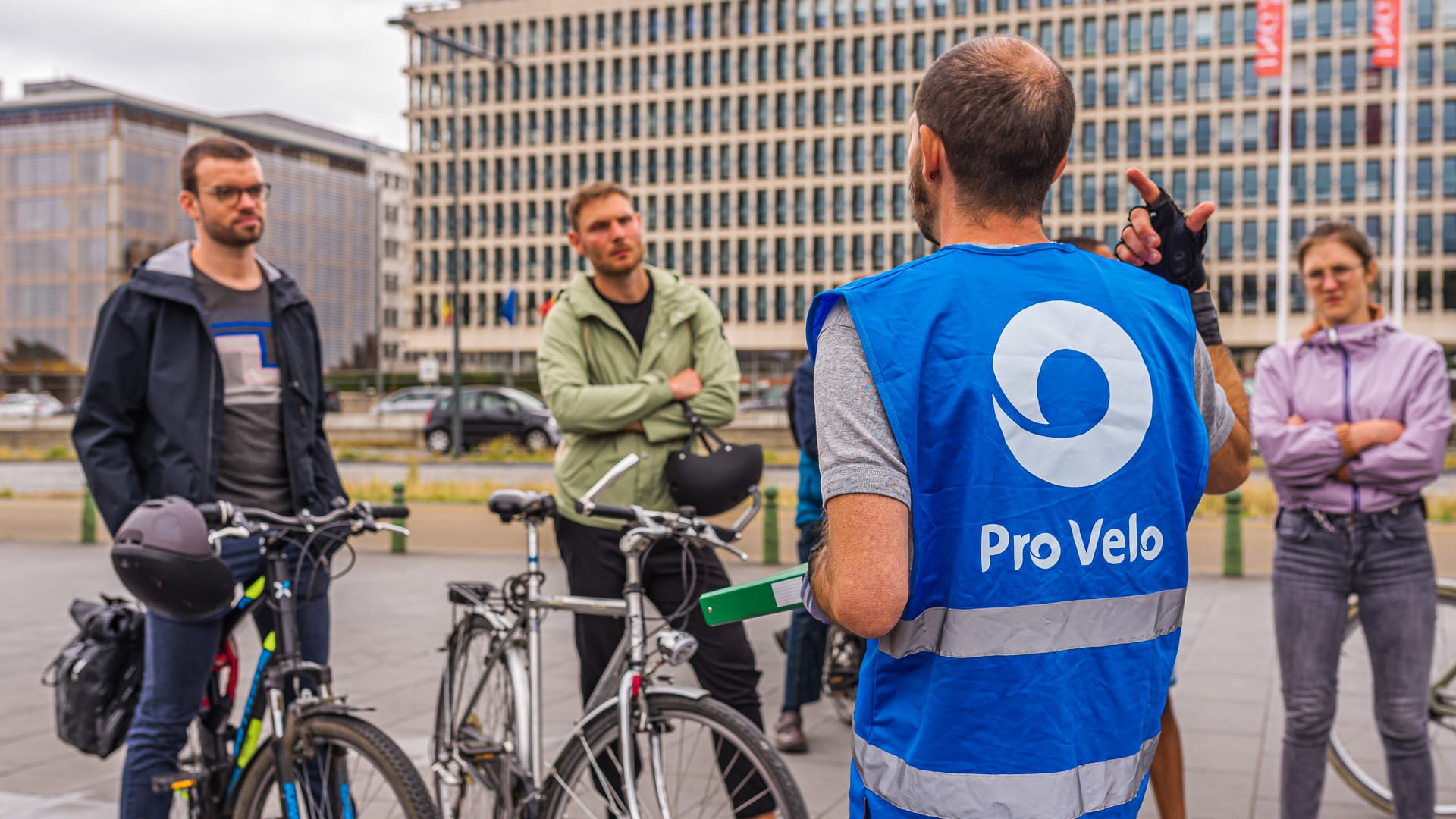 A trainer train some cyclist on biking brussels