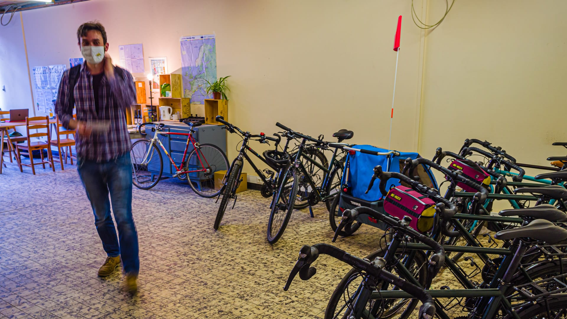 There are several bicycles in one room for cycling in brussels