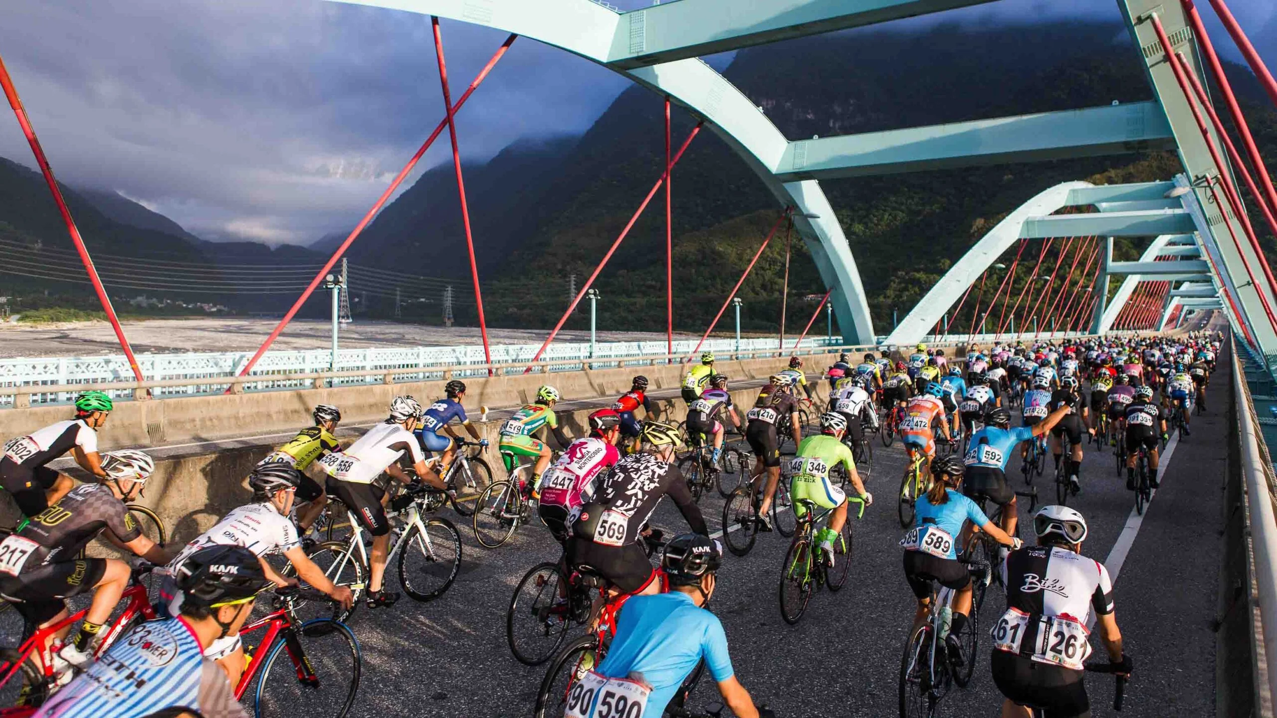 Many Taiwan KOM cyclists on the Taroko Bridge