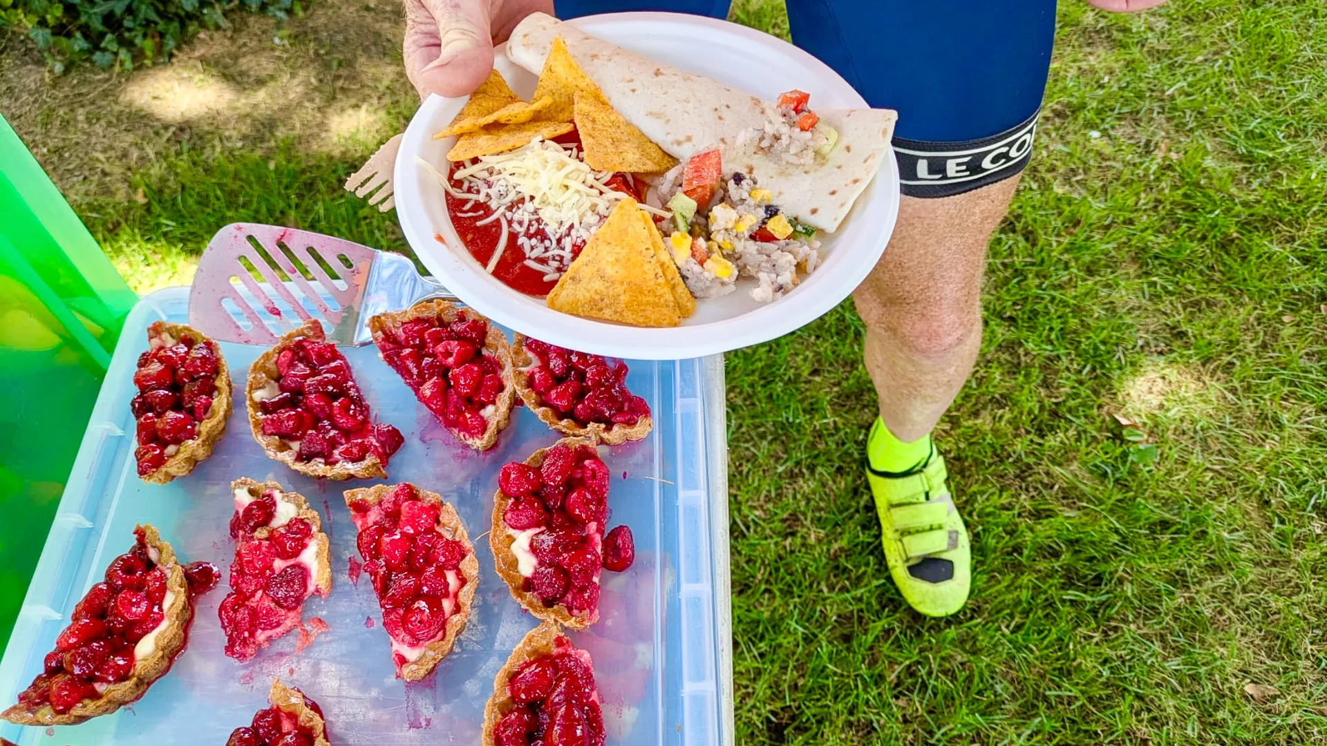 Cyclist refuelling at a feed stop