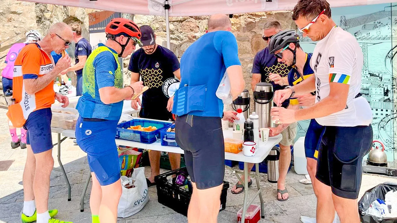 Feed stop line up, gazebo, cyclists