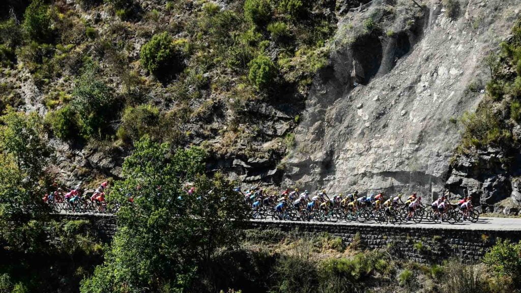 Cyclists in mountains similar to those on the route of L'Etape du Tour 2024