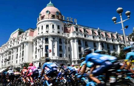 Cyclists on Nice's promenade in front o Le Negresco, a similar location to where the Etape du Tour 2024 will take place