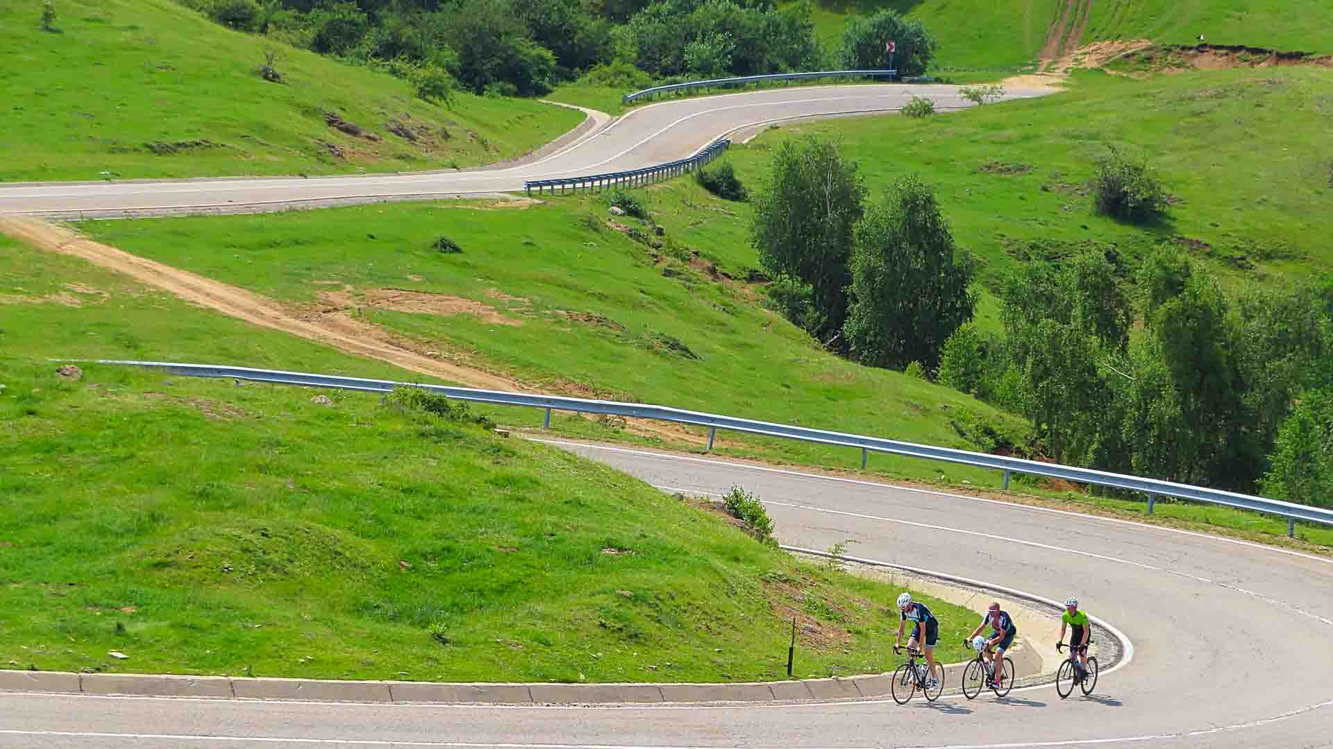 Cyclists climbing Transalpina by bike