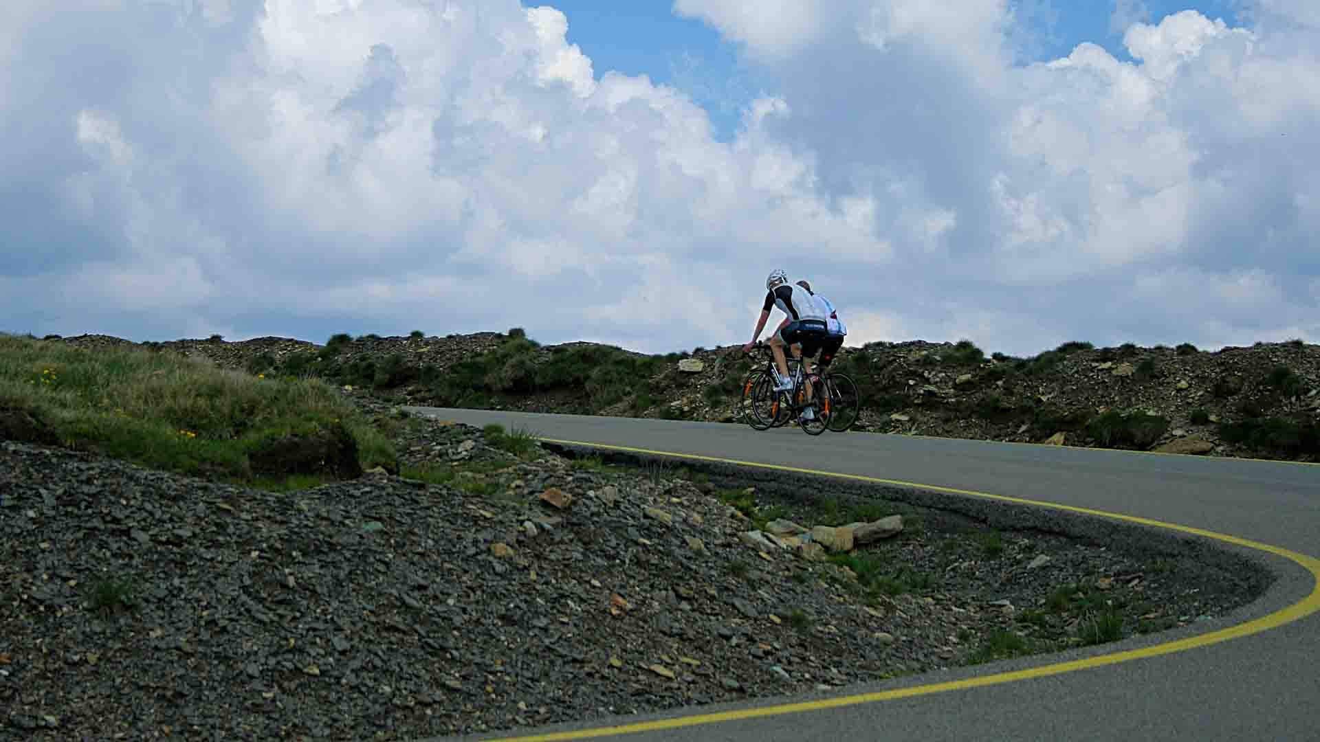 Cyclist climbing the Transalpina route