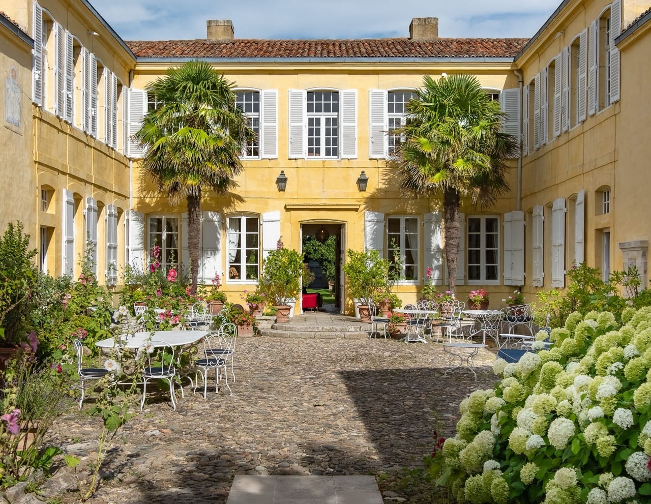 Exterior of La Baronnie Hôtel & Spa - Teritoria in Saint-Martin-de-Ré with classic architecture and garden