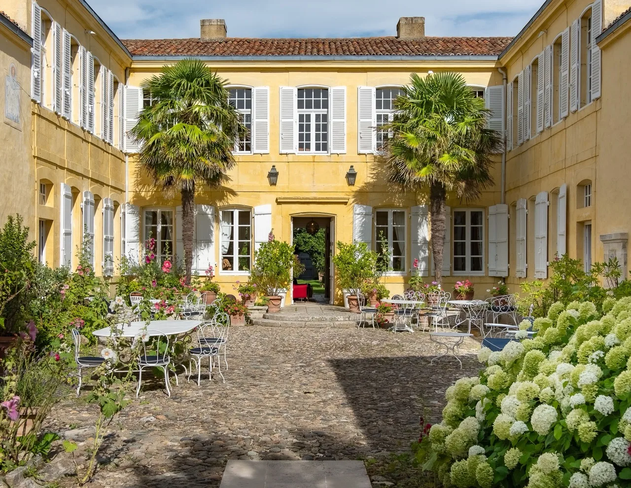 Exterior of La Baronnie Hôtel & Spa - Teritoria in Saint-Martin-de-Ré with classic architecture and garden