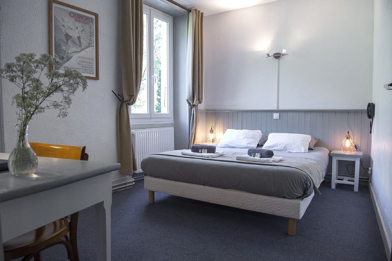 Modern bedroom at Hôtel Le Cassini with white and gray interior and clean, sleek furnishings