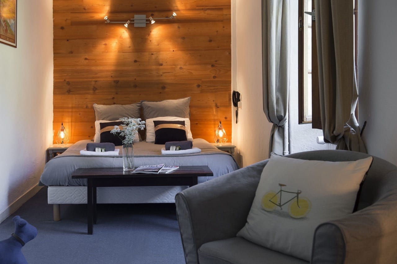Modern bedroom at Hôtel Le Cassini in Le Freney-dʼOisans with sleek design and minimalist furnishings
