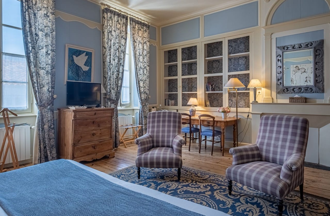 Vintage style bedroom at La Baronnie Hôtel & Spa Teritoria Saint-Martin-de-Ré with wooden furniture and classic decor