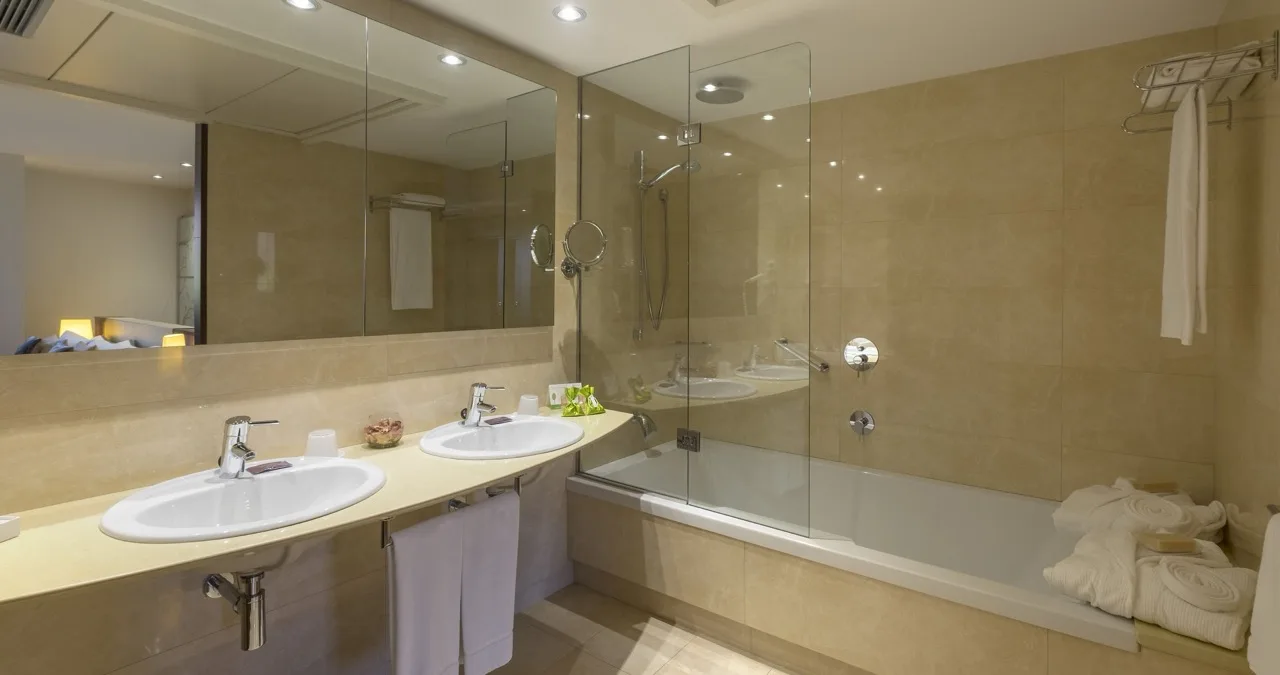 "Tiled bathroom at Hotel Ultonia in Girona featuring a bathtub and clean, simple design