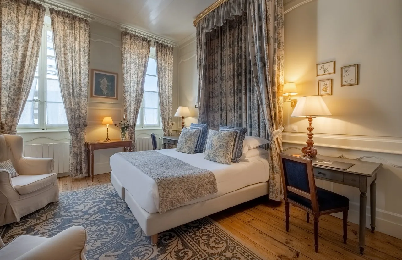 Bedroom at La Baronnie Hôtel & Spa - Teritoria, Saint-Martin-de-Ré with elegant decor and natural light