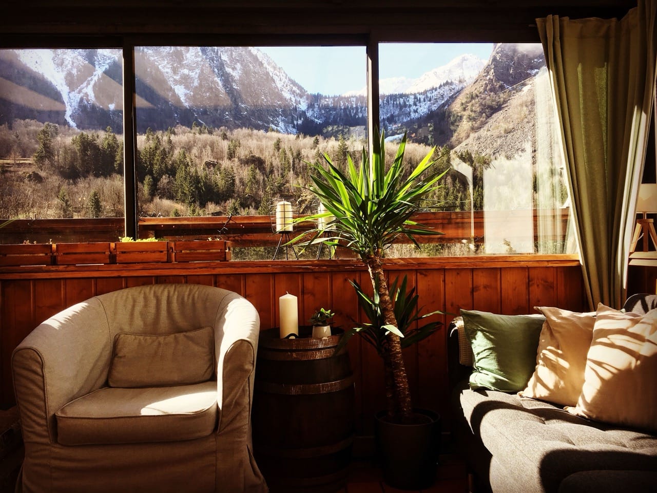 Cozy seating area at Hotel Au Bon Accueil Les Deux Alpes with mountain views through large windows