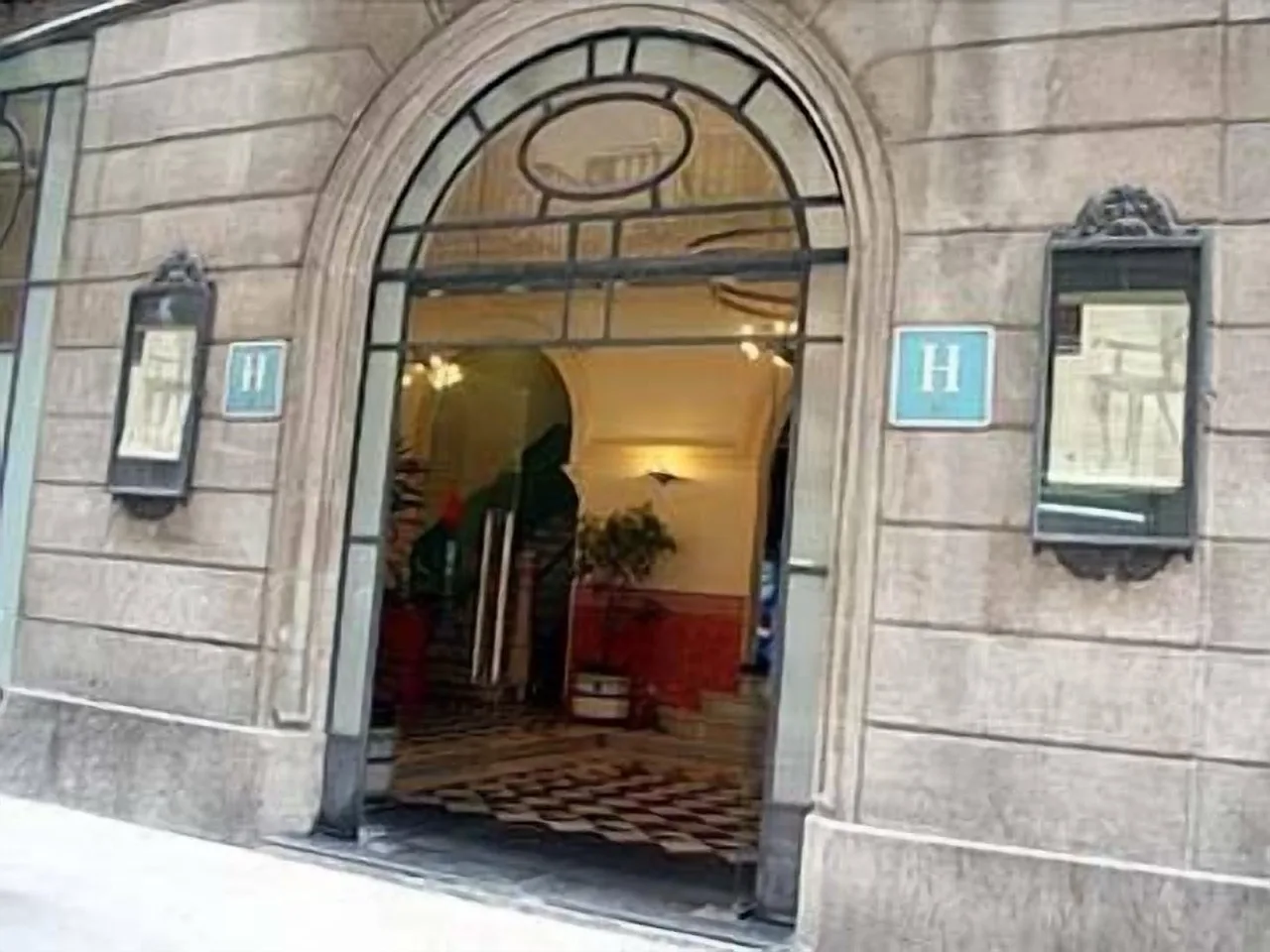 Exterior of Peninsular Hotel in Girona with classic architecture