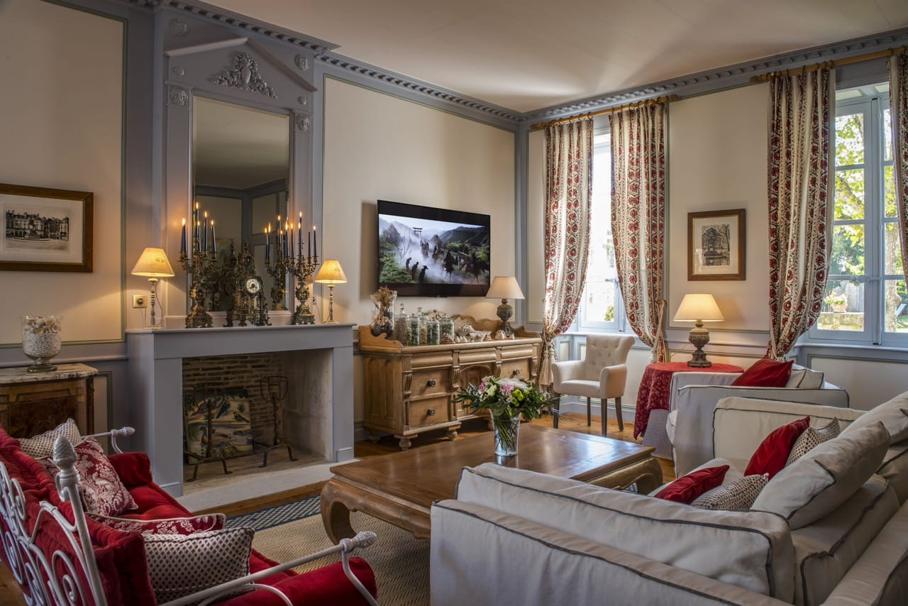Living room at La Baronnie Hôtel & Spa Teritoria Saint-Martin-de-Ré with elegant classic interior and furnishings