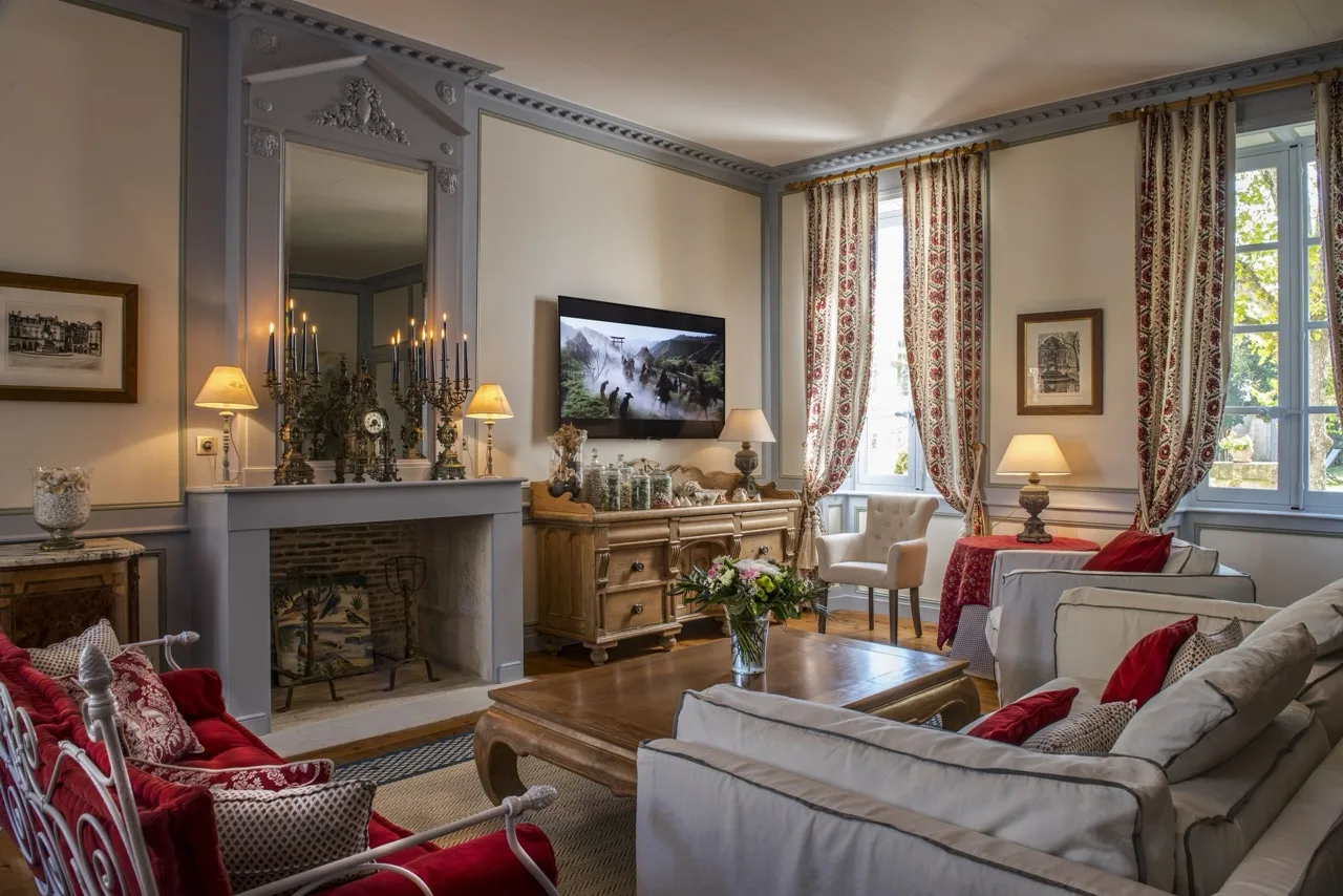 Living room at La Baronnie Hôtel & Spa Teritoria Saint-Martin-de-Ré with elegant classic interior and furnishings
