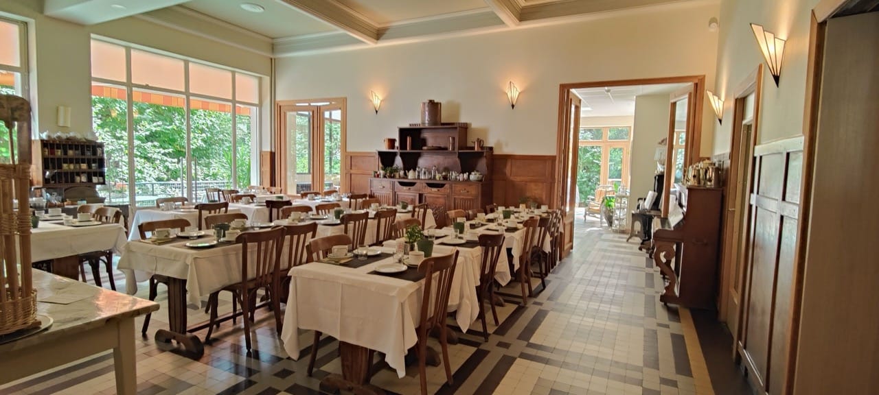 Classic restaurant at Sport'Hotel-Aparthotel de Milan in Le Bourg-dʼOisans with wooden tables and chairs