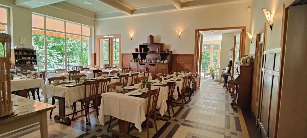 Classic restaurant at Sport'Hotel-Aparthotel de Milan in Le Bourg-dʼOisans with wooden tables and chairs
