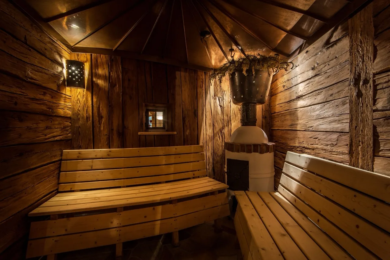 Wooden interior sauna at Hotel Gran Ciasa with warm lighting and bench seating