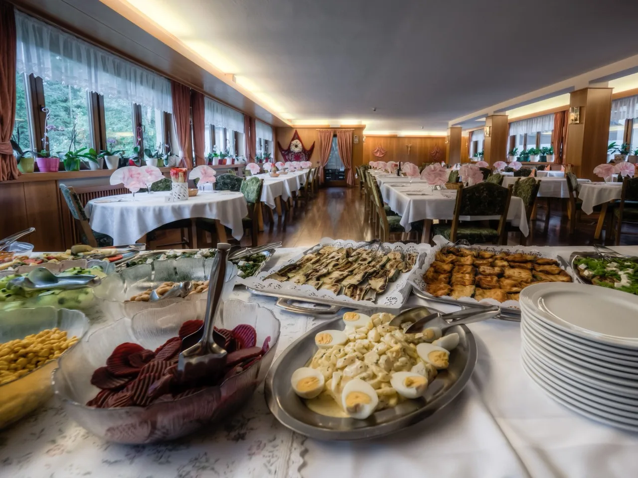 Buffet restaurant at Hotel Ustaria Posta in Badia with wooden decor and assorted food displays
