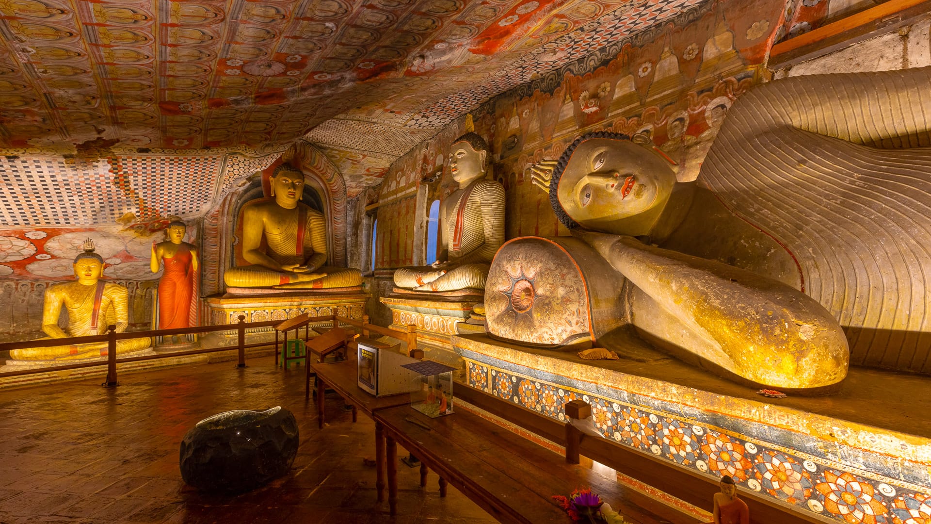 Statues and reclining Buddha inside Dambulla Cave Temple