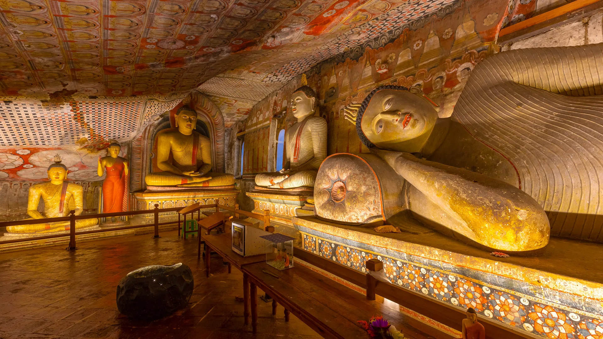 Statues and reclining Buddha inside Dambulla Cave Temple