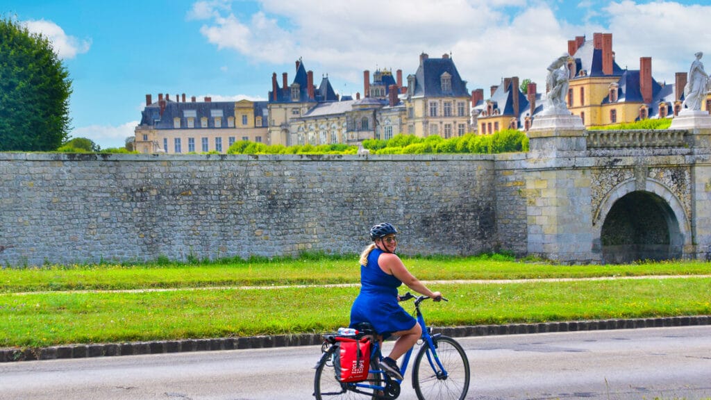 Cycling to Fontainebleau Castle