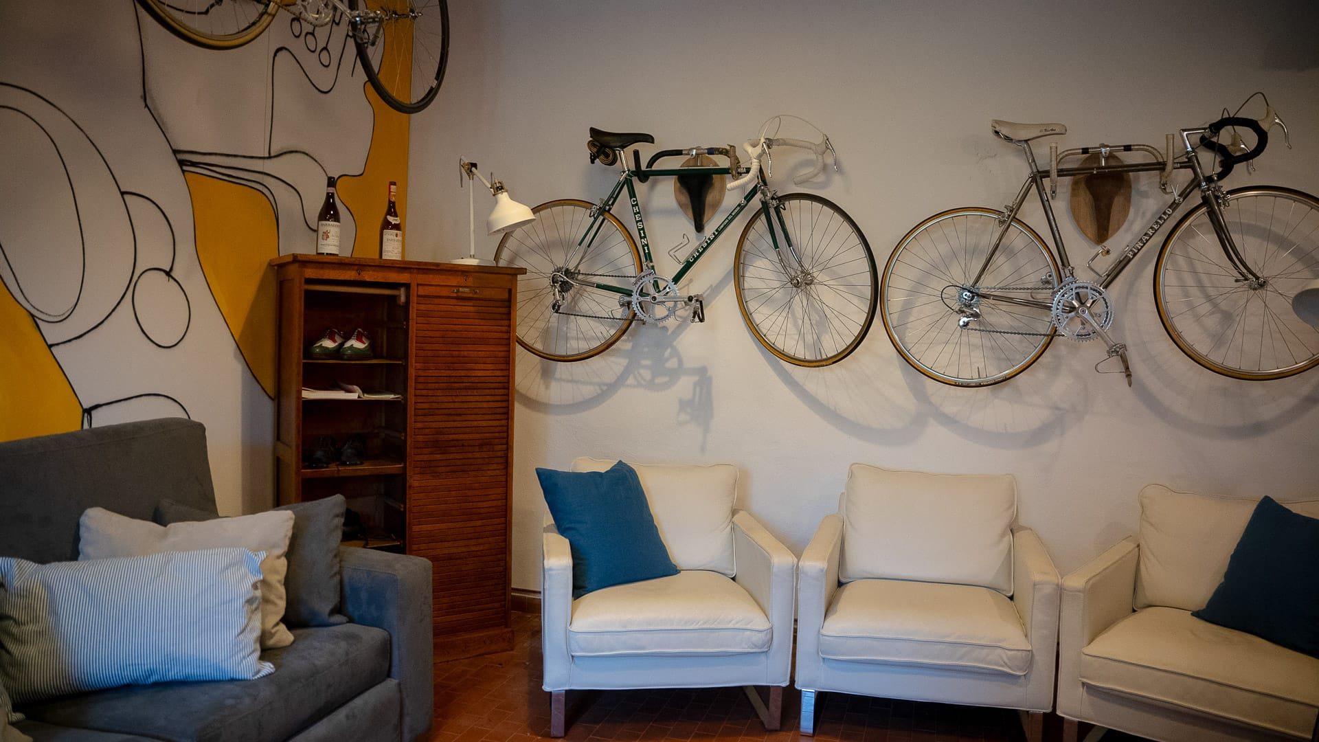 Lounge with vintage bikes mounted on a wall and cosy seating