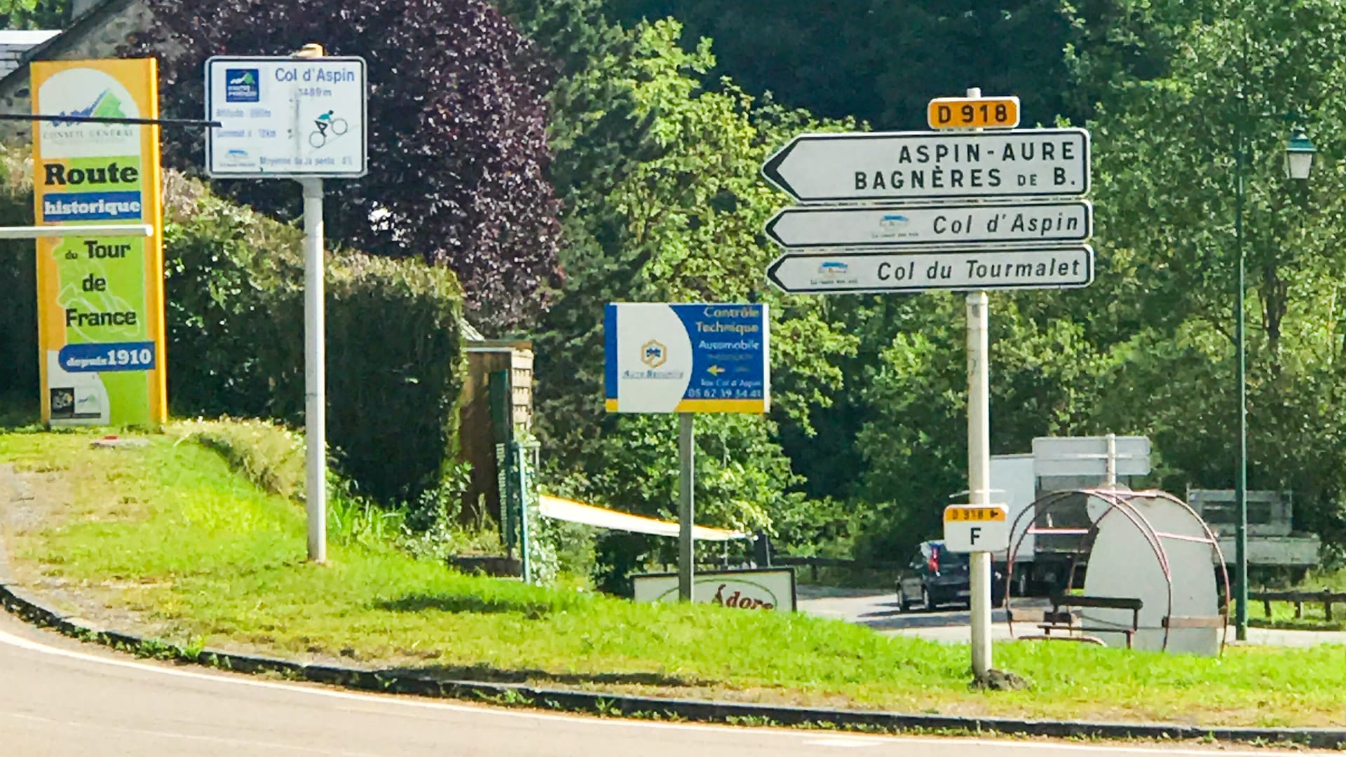 Road signpost pointing up the Col d'Aspin