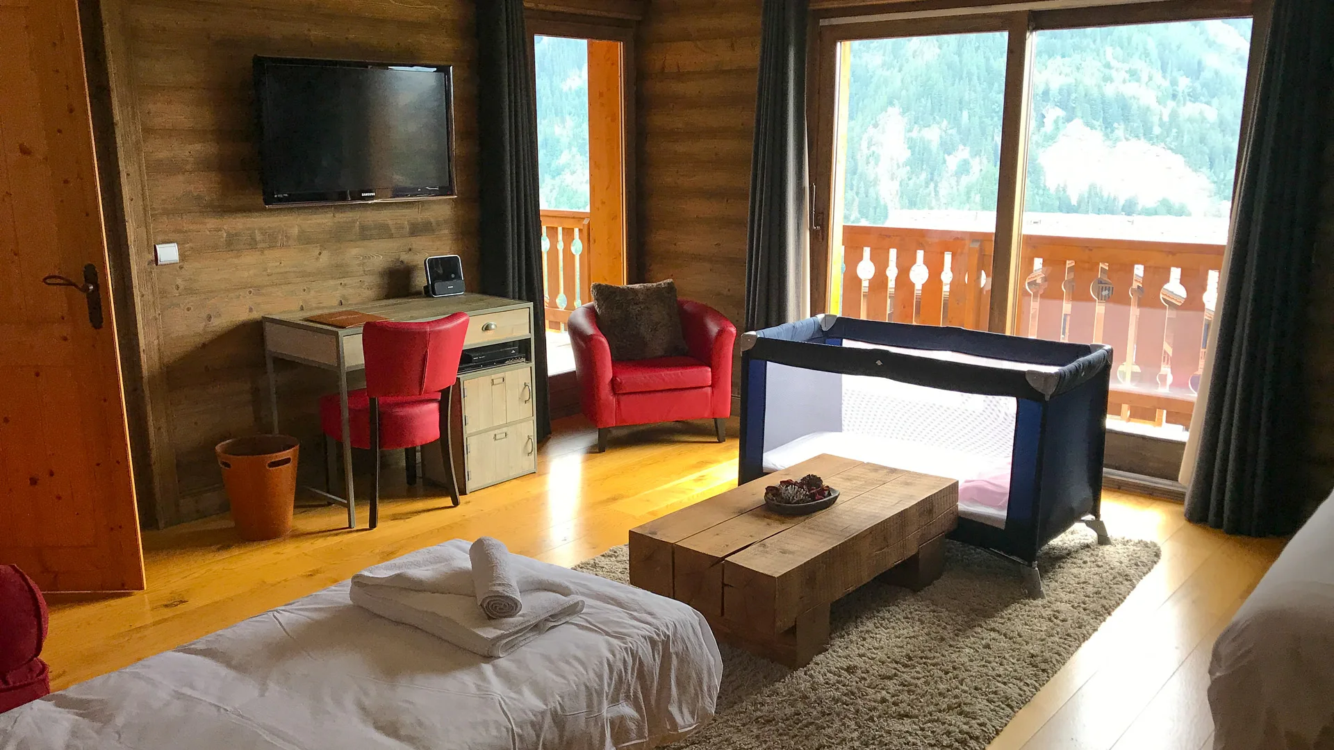 Spacious, well-furnished living room in The Peak, Sainte Foy Tarentaise