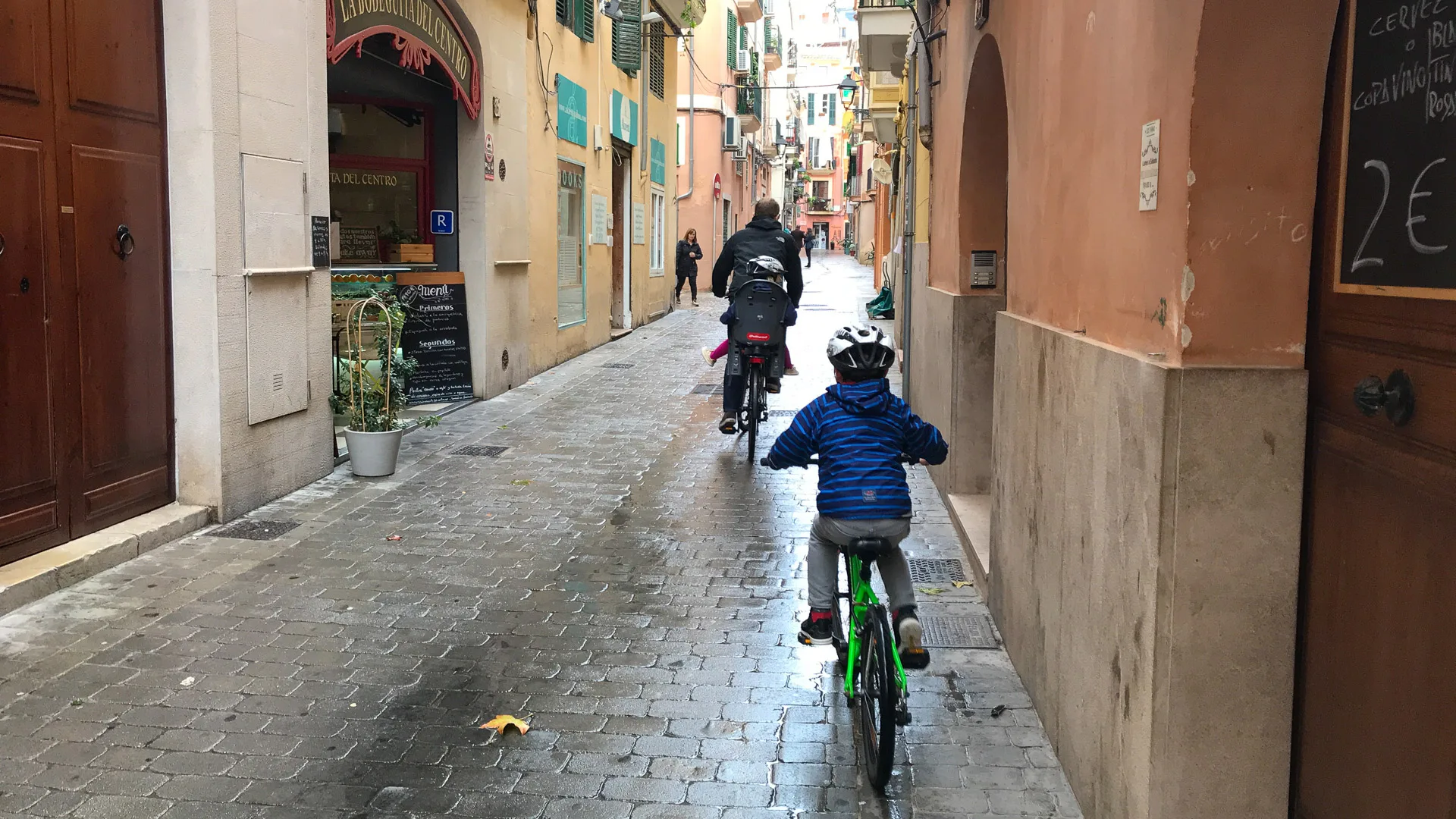 Easy cycling around streets of Palma mallorca