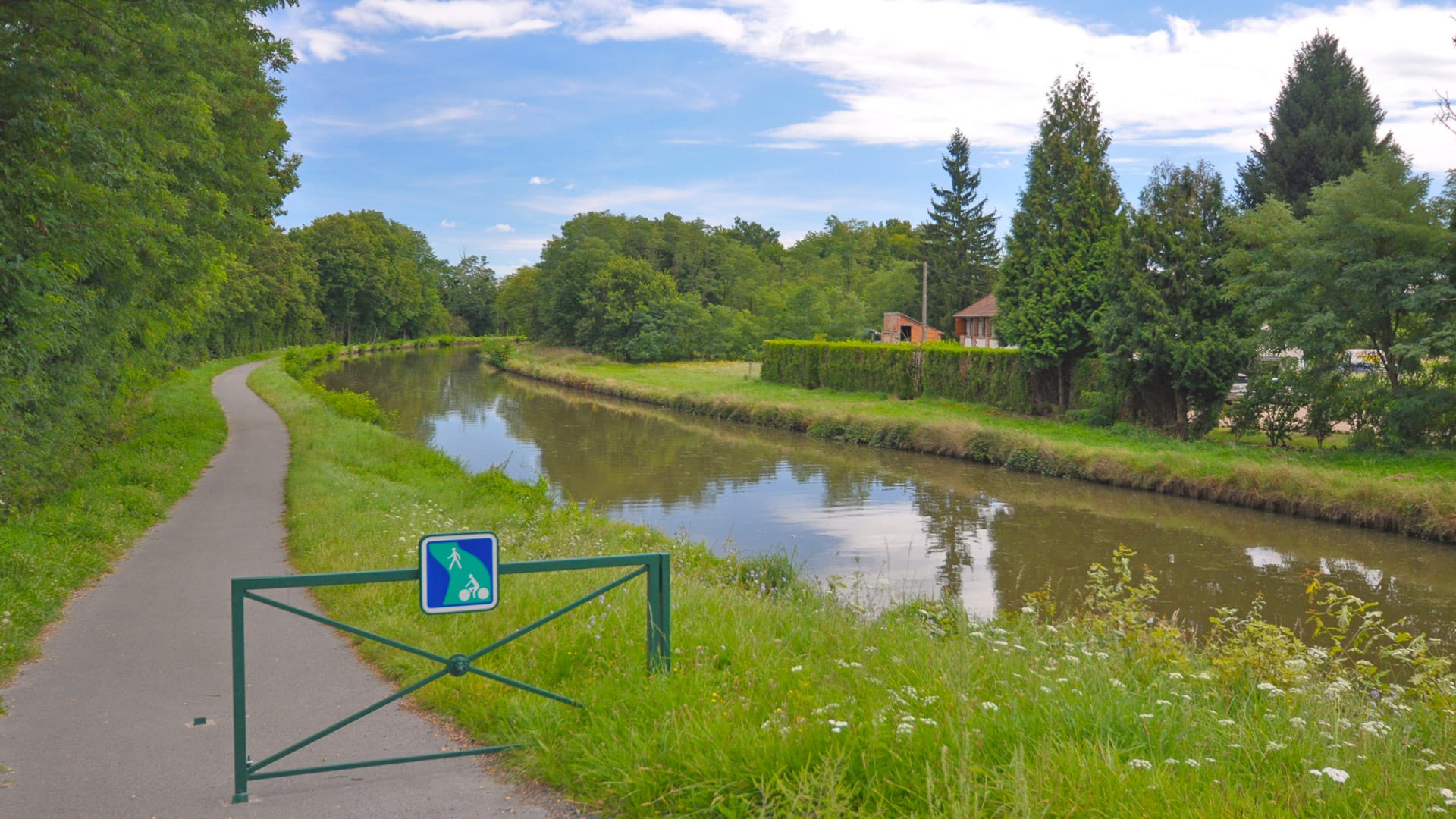 The Canal de Roanne a Digoin near Digoin in Burgundy. The Voies Verte cycle route follows the canal, at this point about 5km south of Digoin.