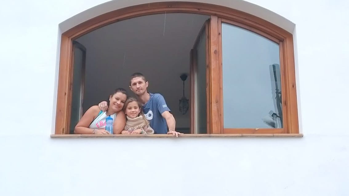 Bike Breaks family working on a puzzle during lockdown in Girona