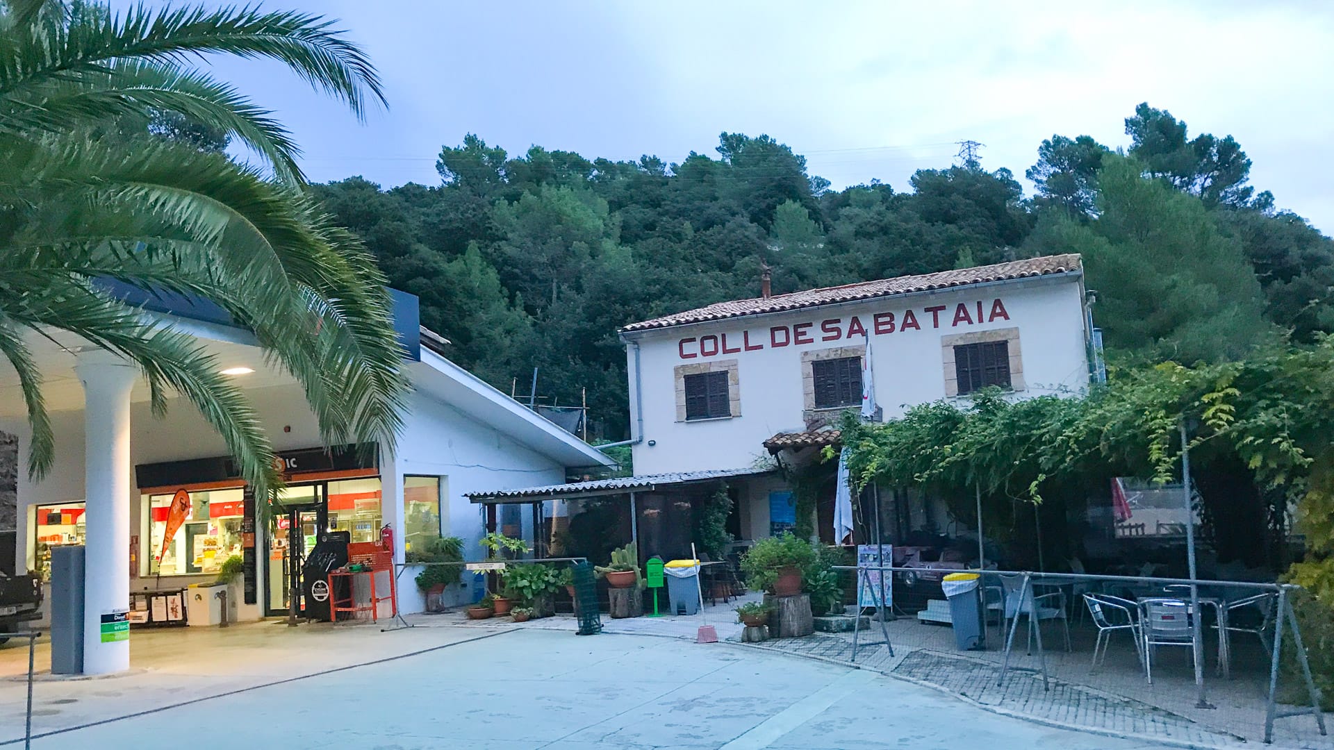 Coll de sa Bataia café and petrol station surrounded by greenery on the Selva climb in Mallorca