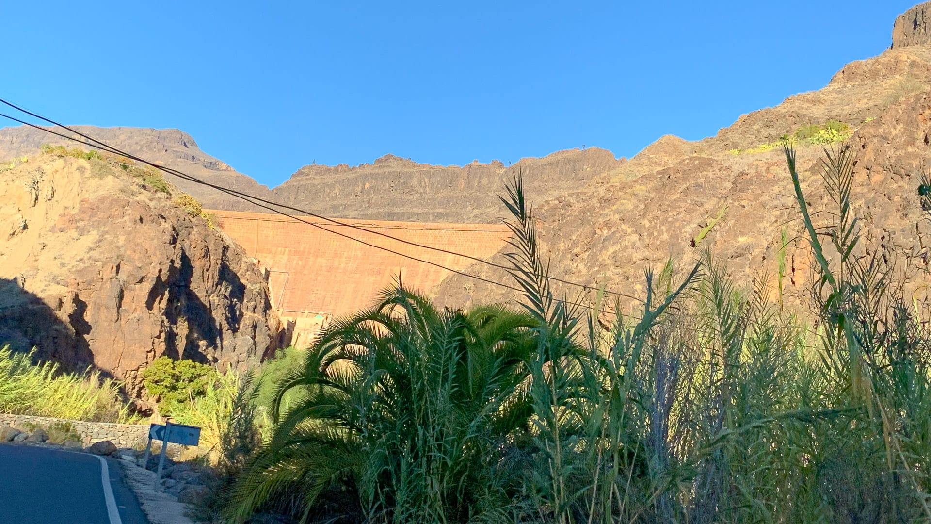 Dam wall in the Ayagaures valley, an easy cycling route in Gran Canaria