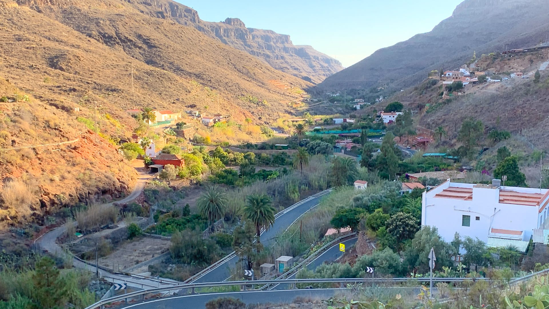 Turns up to Ayagaures in Gran Canaria