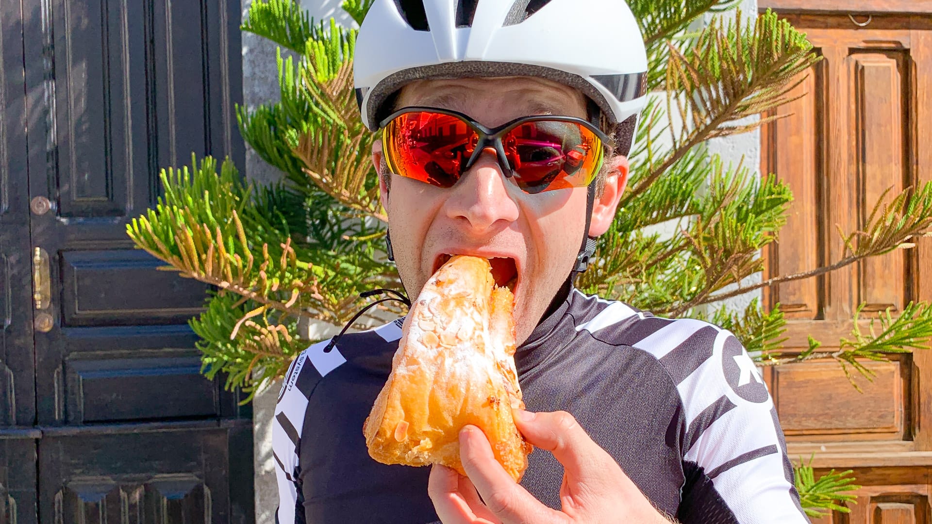 Cyclist eating a large cake in Gran Canaria