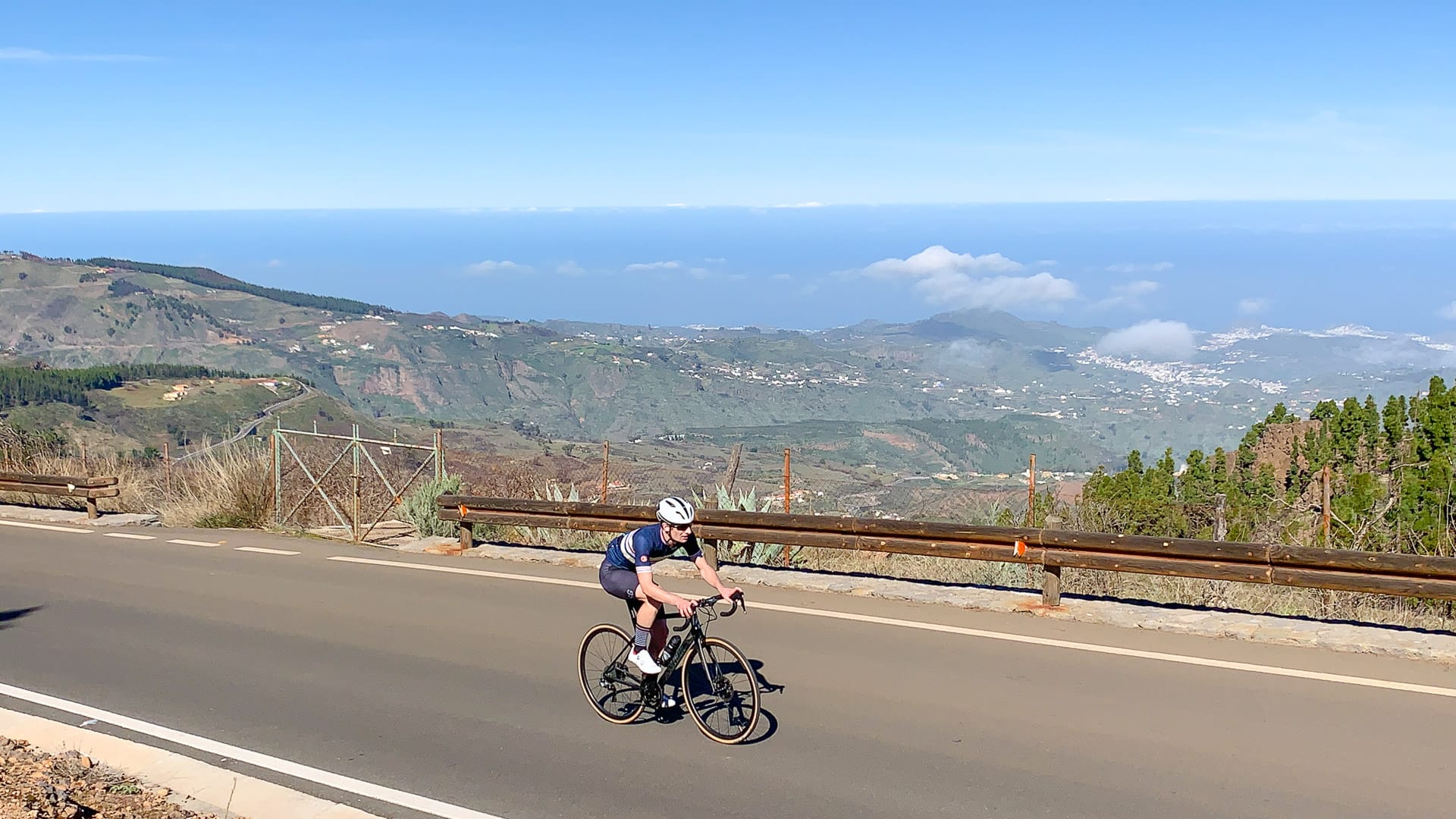 Cyclist nearing the top of the Pico de las Nieves cycling route