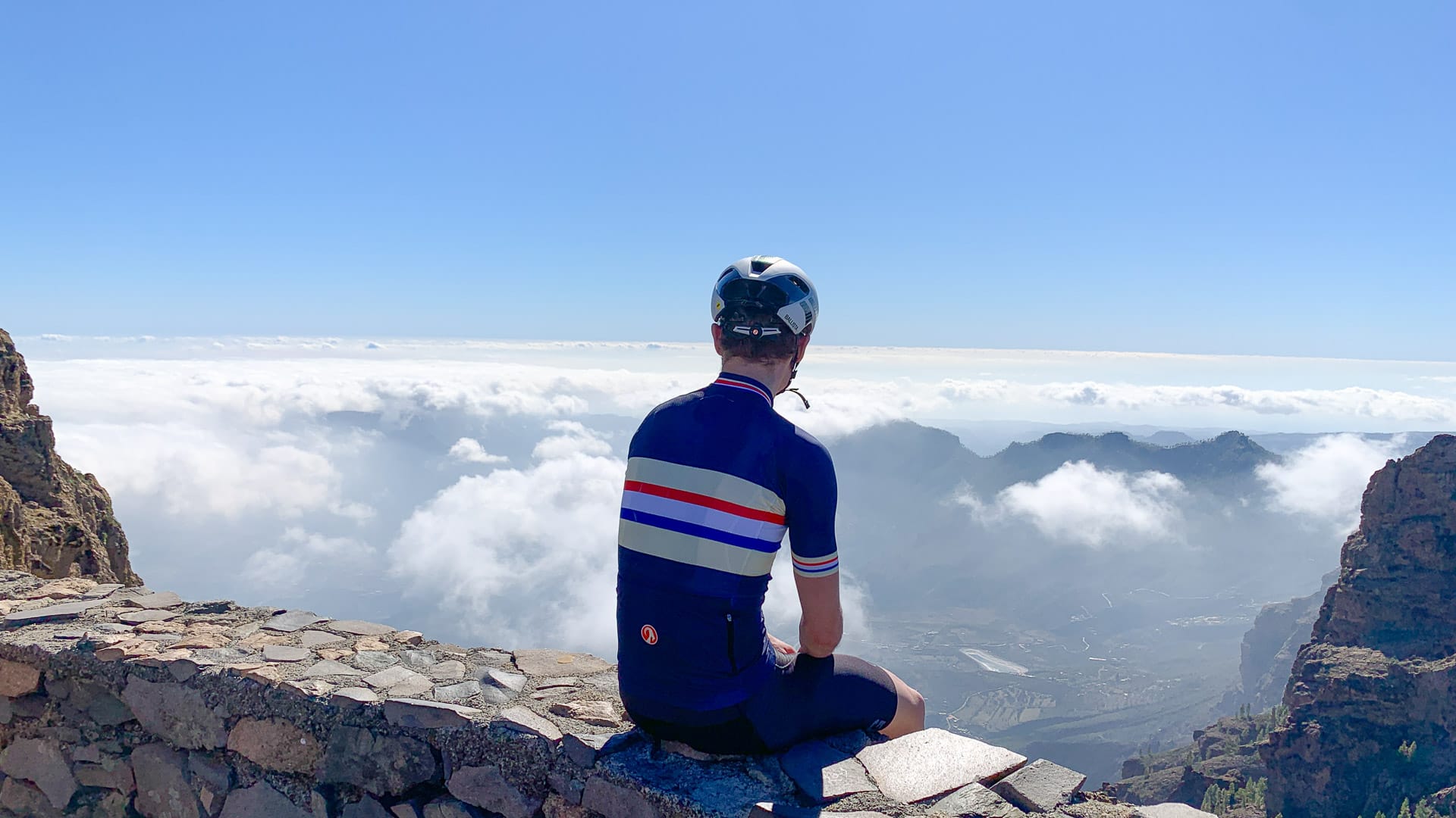 Cyclist admiring view Pico de las Nieves