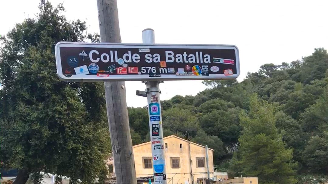 Signage in Coll de sa Batalla climb