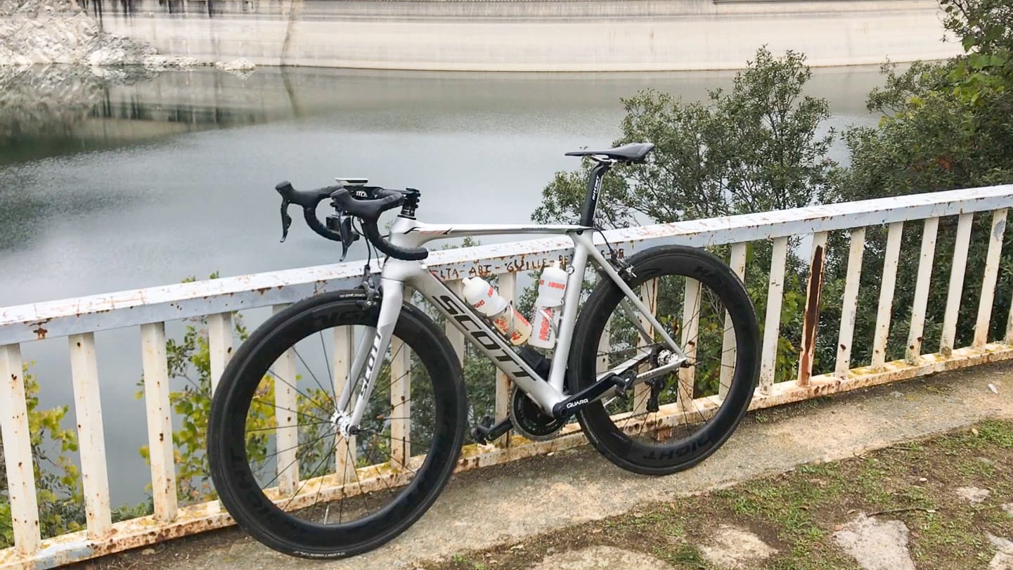 Bike by the waters of the Susqueda dam