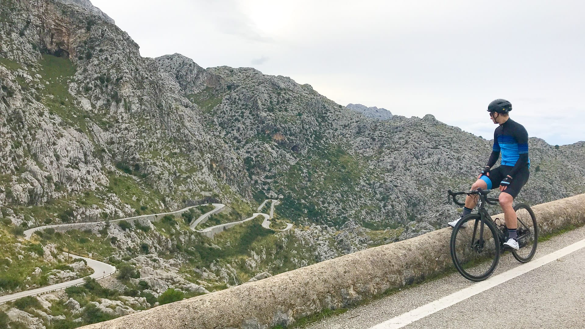 Cyclist viewing the twists of the Sa Calobra