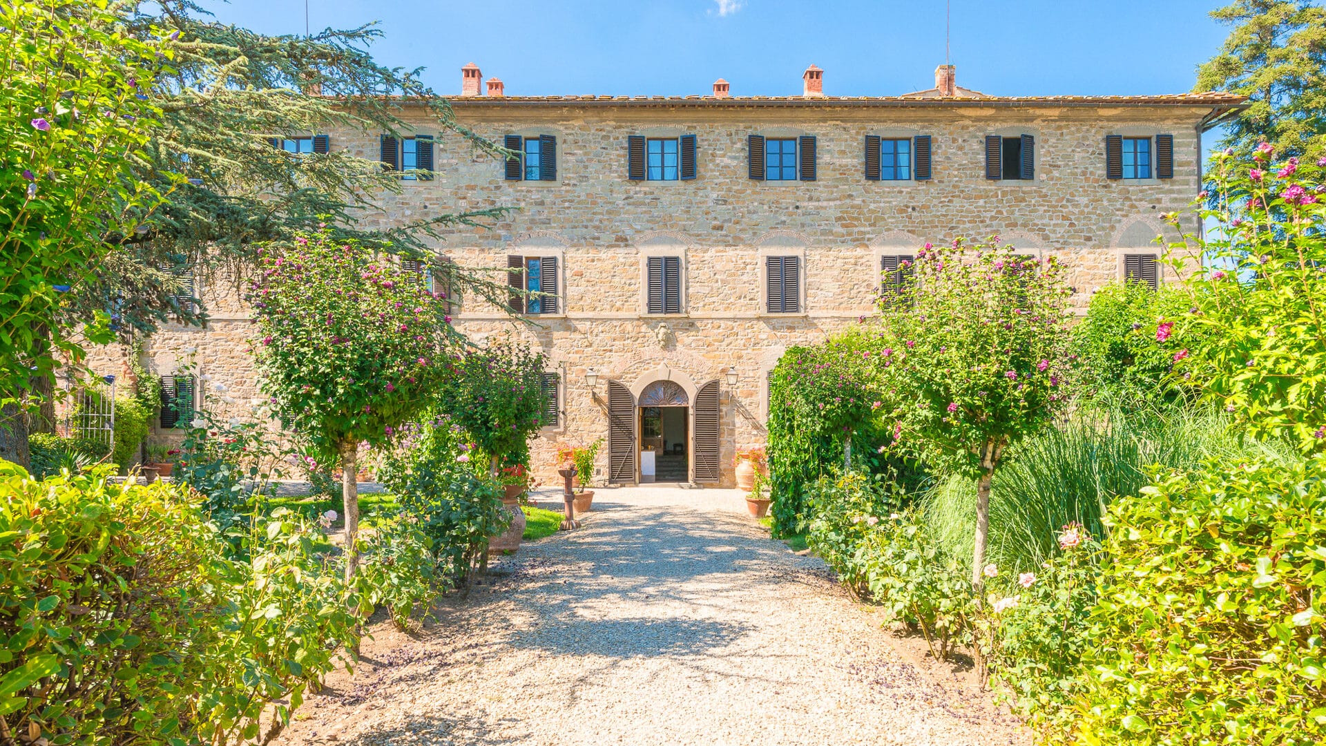 Traditional Italian Tuscany Farmhouse - rural villa surrounded by nature garden